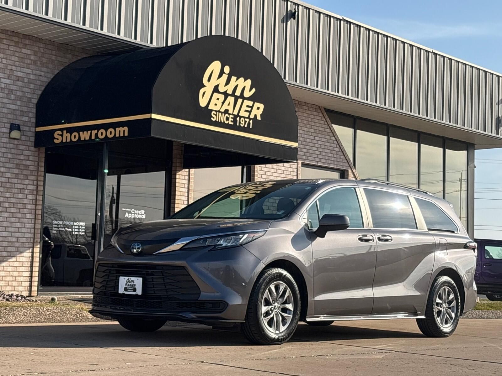 2023 Toyota Sienna LE's photo