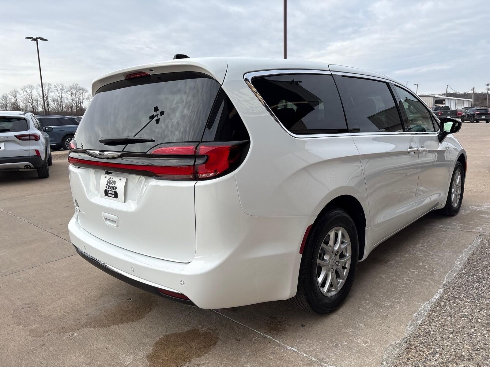2026 Chrysler Pacifica Select - Photo 9