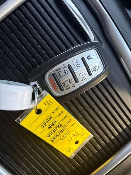 Used 2023 Chrysler Pacifica Touring LImage 23