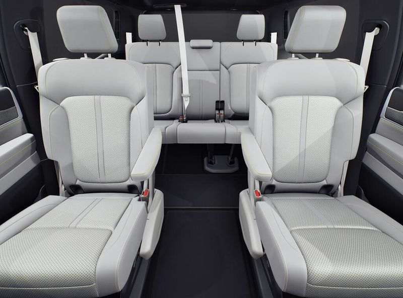 2027 Jeep Grand Wagoneer 4x4Image 3