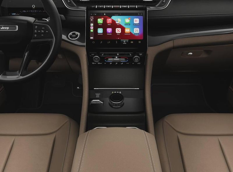 2025 Jeep Grand Cherokee L Limited 4x4Image 5