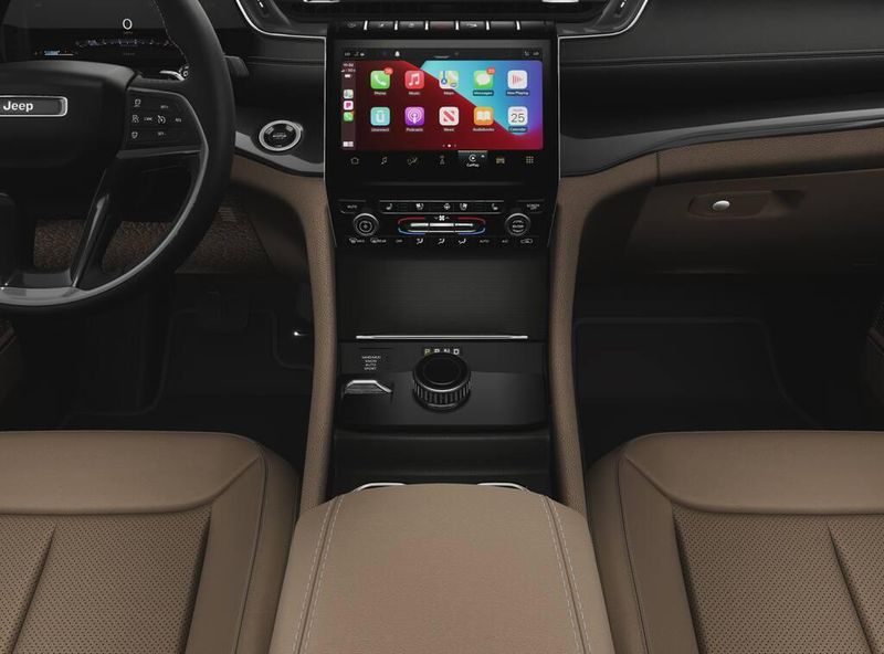 2025 Jeep Grand Cherokee L Limited 4x4Image 5