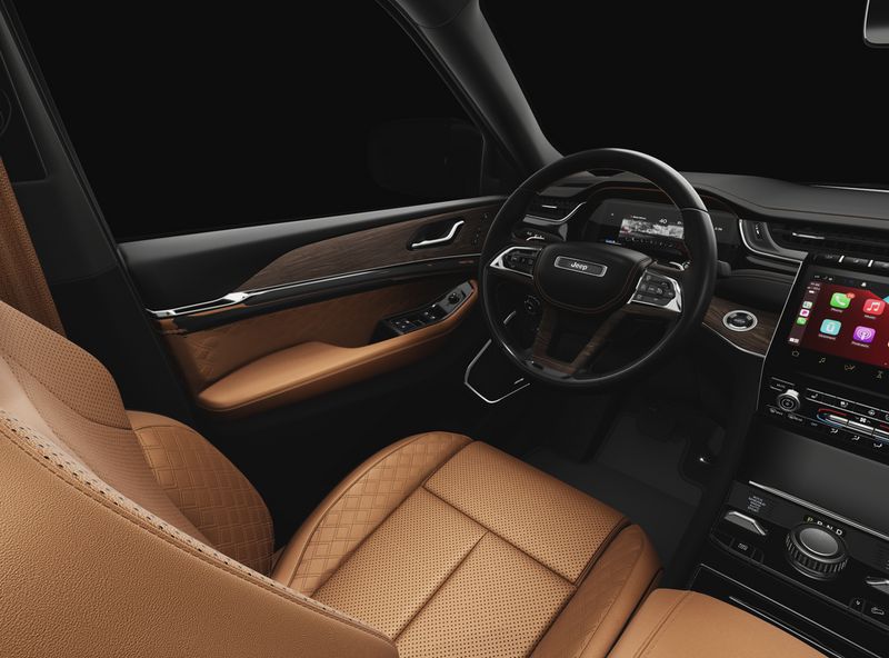 New 2025 Jeep Grand Cherokee L Summit 4x4Image 8