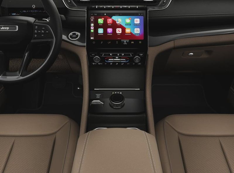 New 2025 Jeep Grand Cherokee L Limited 4x4Image 3