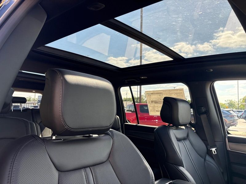 2026 Jeep Grand Wagoneer Limited Altitude 4x4Image 10