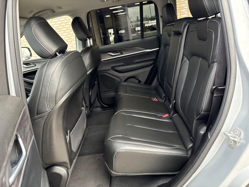 Used 2023 Jeep Grand Cherokee LimitedImage 4