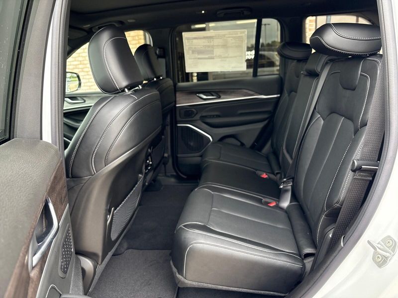 New 2027 Jeep Grand Cherokee Limited ReserveImage 4
