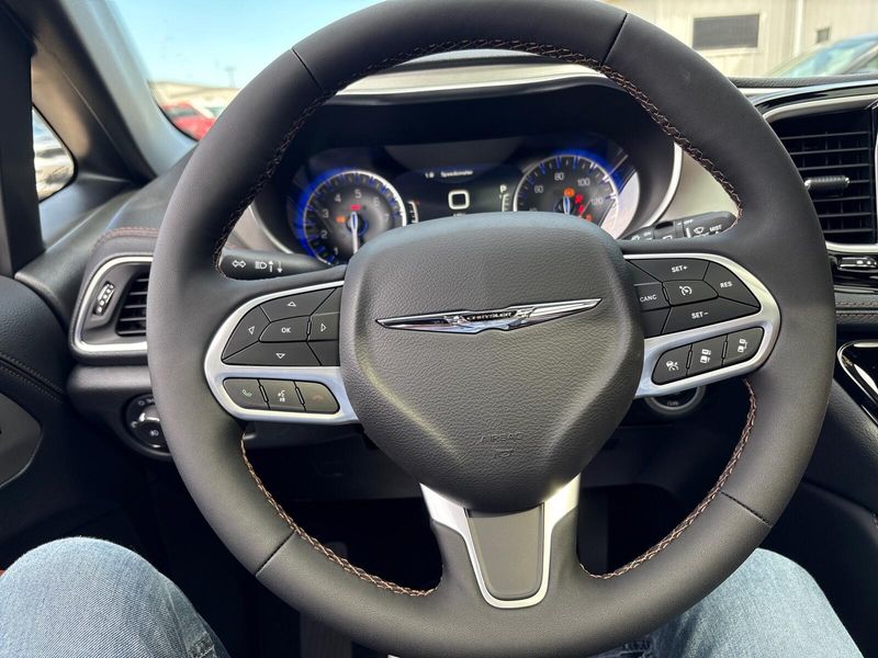 New 2026 Chrysler Pacifica PinnacleImage 17