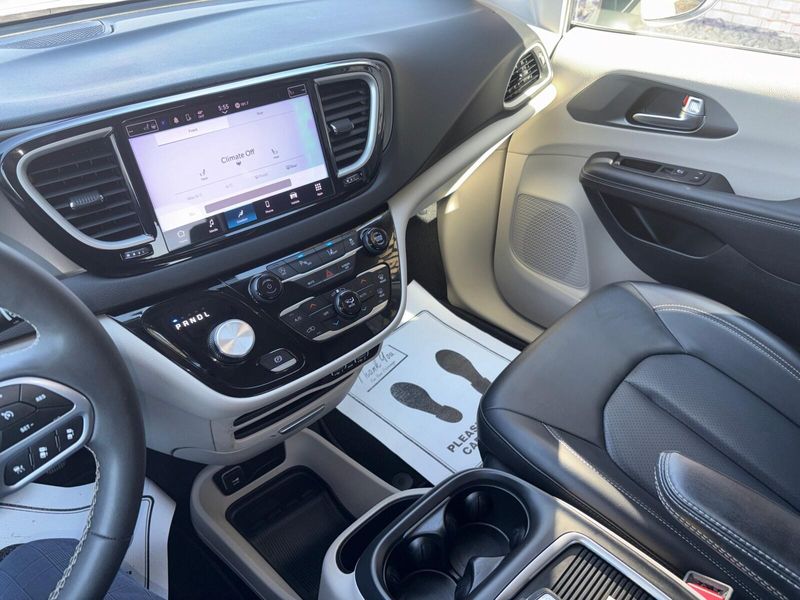 Used 2023 Chrysler Pacifica Touring LImage 17