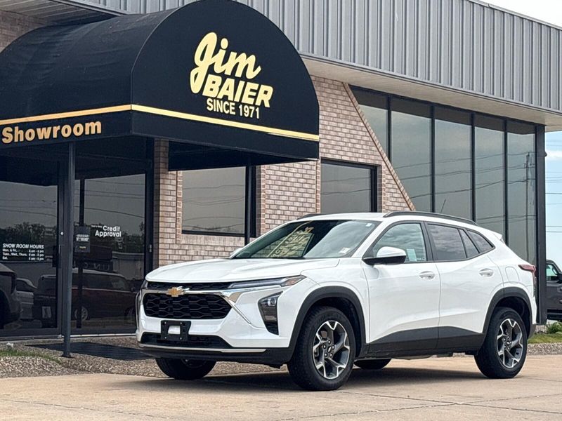 Used 2025 Chevrolet Trax LTImage 1