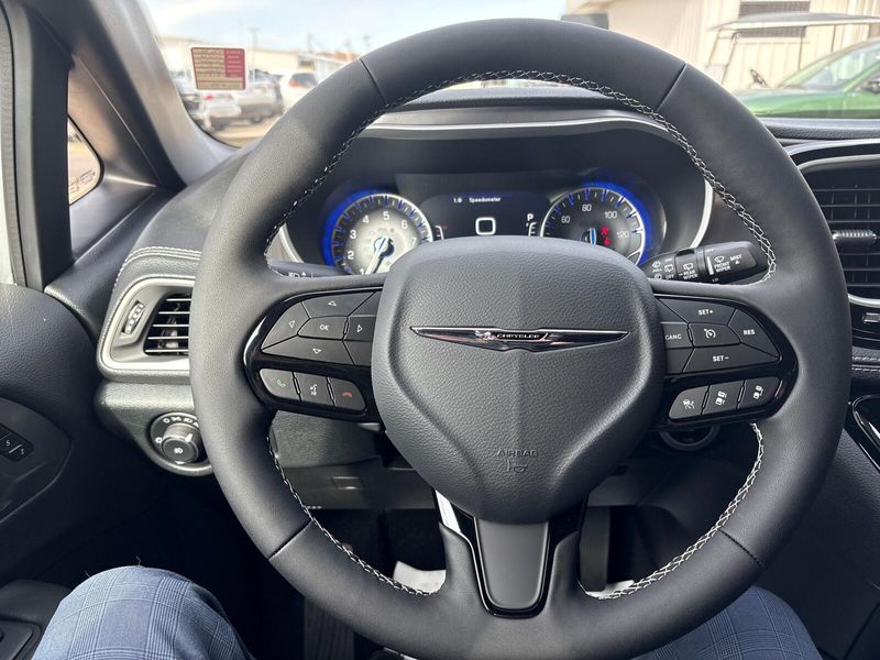 New 2026 Chrysler Pacifica SelectImage 13