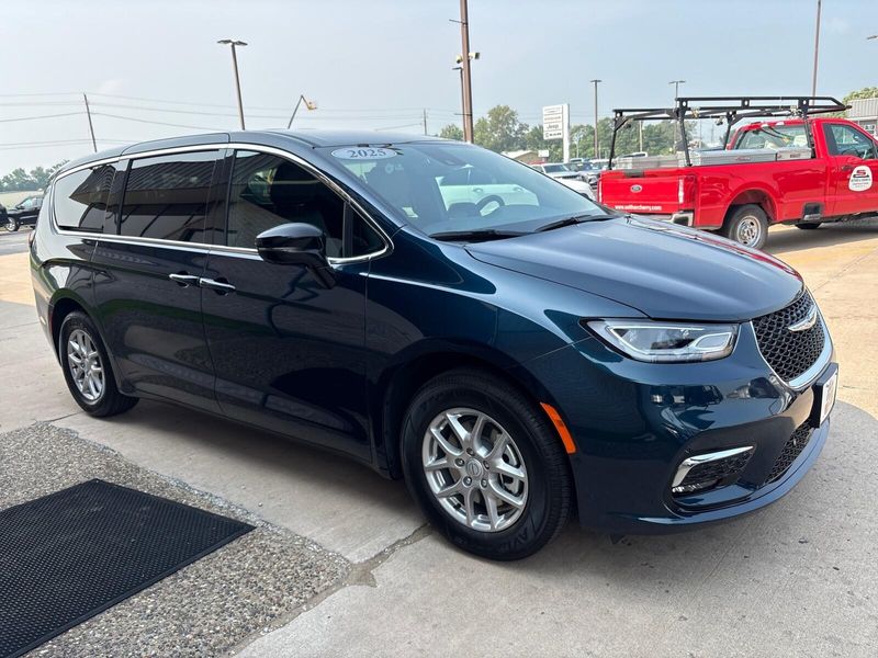 New 2025 Chrysler Pacifica SelectImage 8