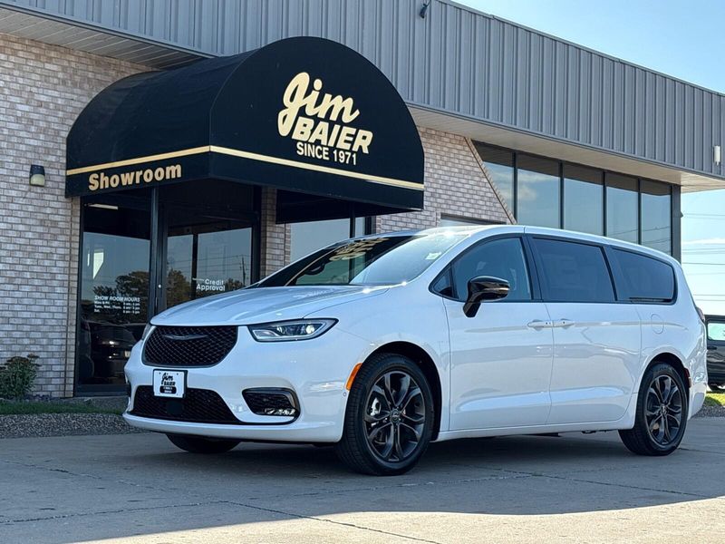 New 2026 Chrysler Pacifica SelectImage 1