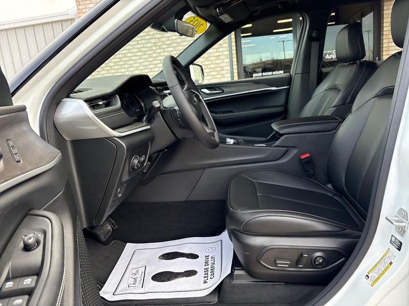 New 2025 Jeep Grand Cherokee Limited 4x4Image 3