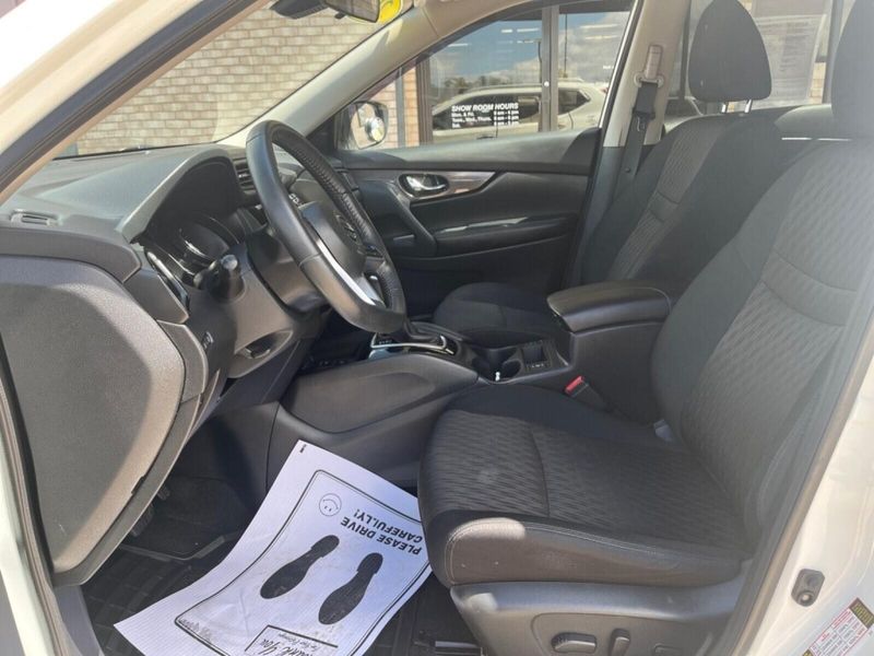 2019 Nissan Rogue SVImage 3