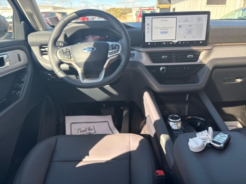 2026 Ford Explorer photo 4