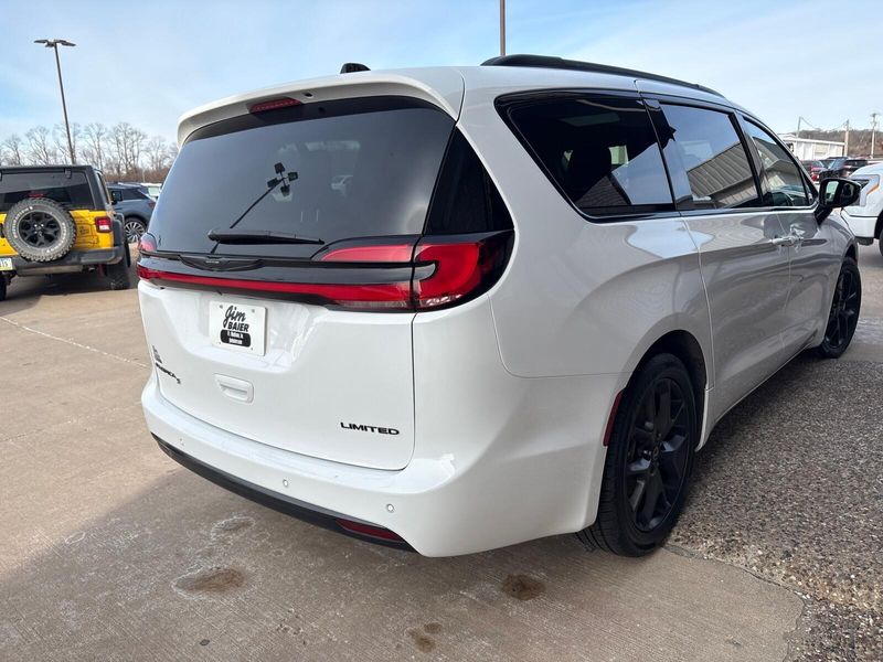 Used 2025 Chrysler Pacifica LimitedImage 10