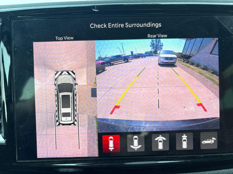 Used 2026 Chrysler Pacifica PinnacleImage 17