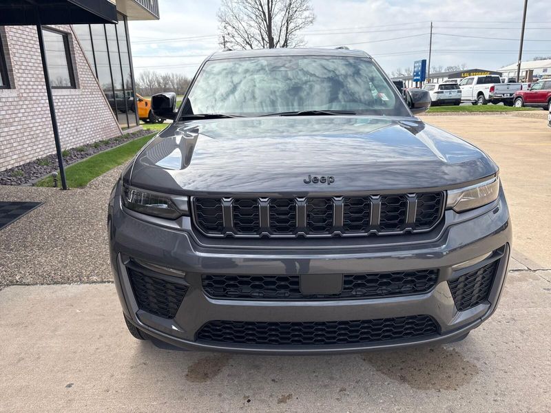 New 2026 Jeep Grand Cherokee L Limited 4x4Image 9