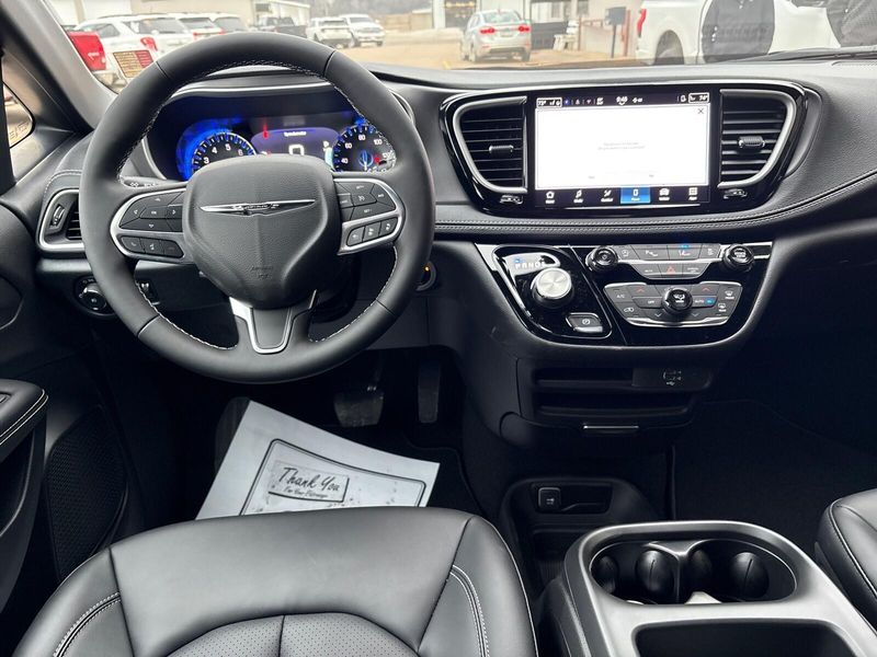 New 2026 Chrysler Pacifica Select AwdImage 6