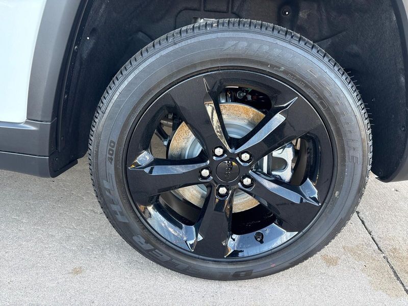 New 2025 Jeep Grand Cherokee L Altitude X 4x4Image 13