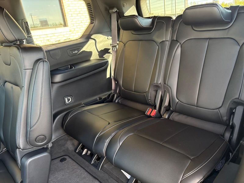 New 2025 Jeep Grand Cherokee L Limited 4x4Image 5