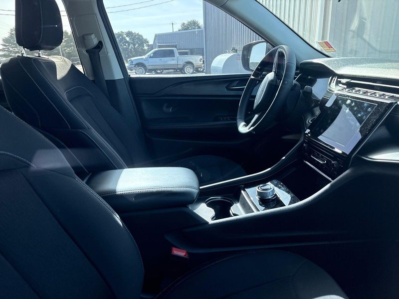 Used 2023 Jeep Grand Cherokee LaredoImage 8