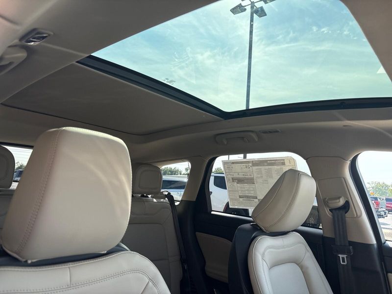 2025 Lincoln Corsair Premiere photo 8