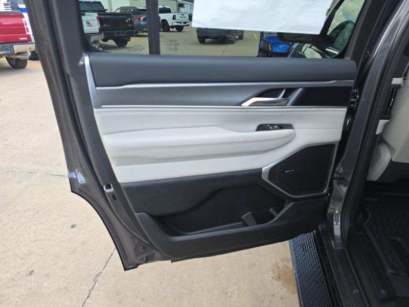 2025 Jeep Wagoneer Overland 4x4Image 19
