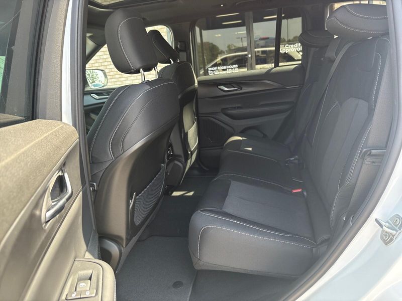 New 2025 Jeep Grand Cherokee Laredo X 4x4Image 4