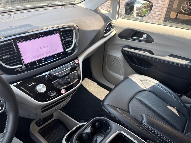 Used 2024 Chrysler Pacifica Touring LImage 17