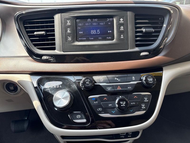 2017 Chrysler Pacifica Touring-LImage 18
