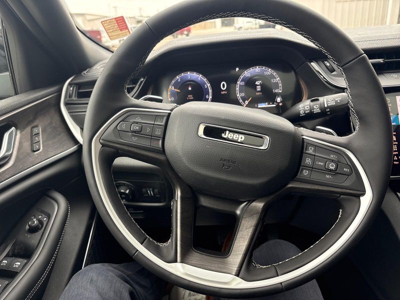 New 2026 Jeep Grand Cherokee Limited Reserve 4x4Image 15