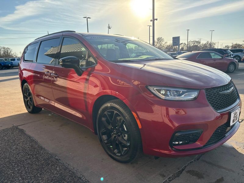 New 2026 Chrysler Pacifica SelectImage 8