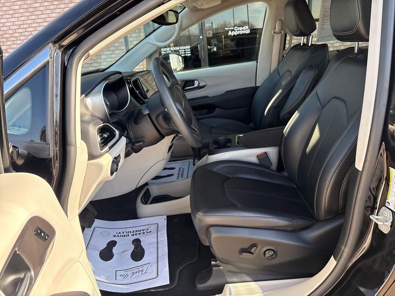 Used 2024 Chrysler Pacifica Touring LImage 3