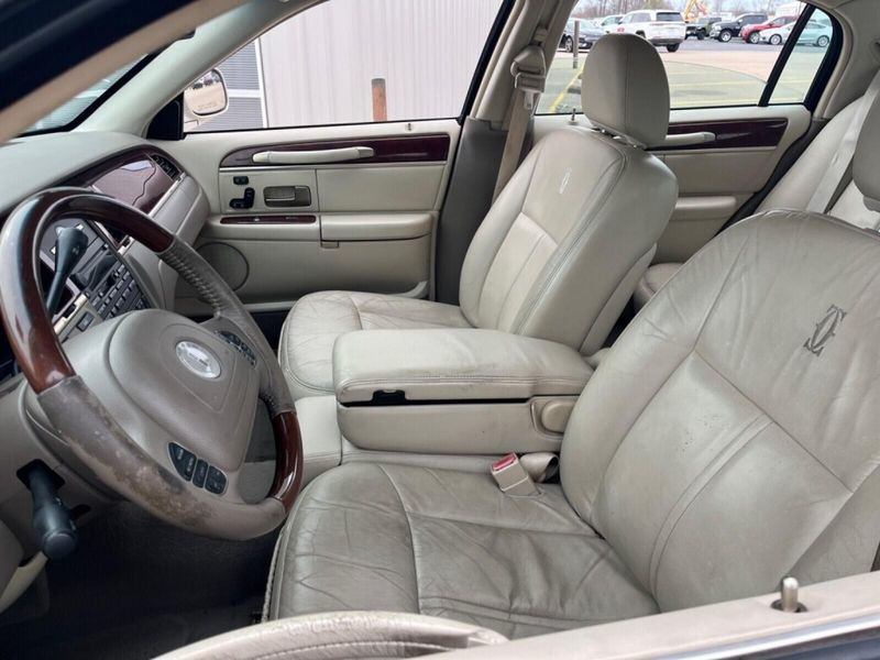 2003 Lincoln Town Car Cartier PremiumImage 10