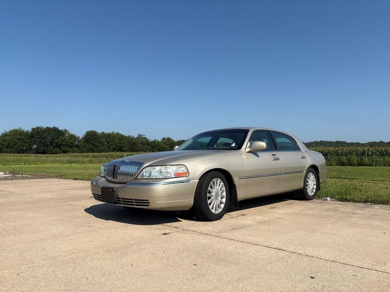 Used 2004 Lincoln Town Car SignatureImage 1