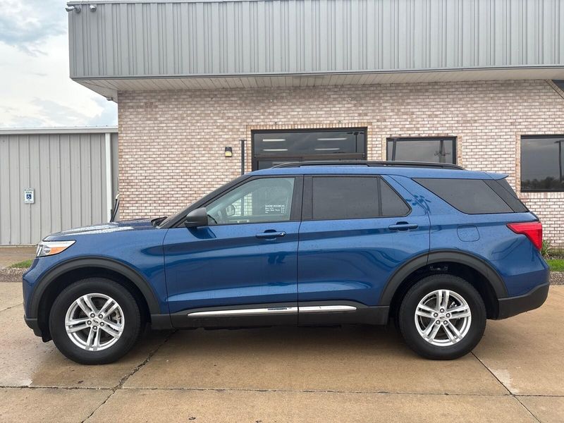 Used 2021 Ford Explorer XLTImage 2
