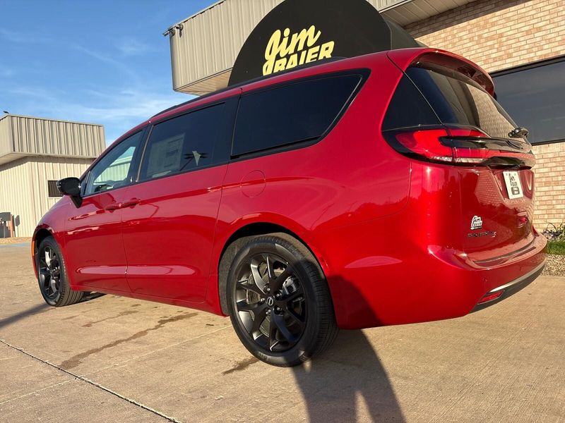 New 2026 Chrysler Pacifica SelectImage 11