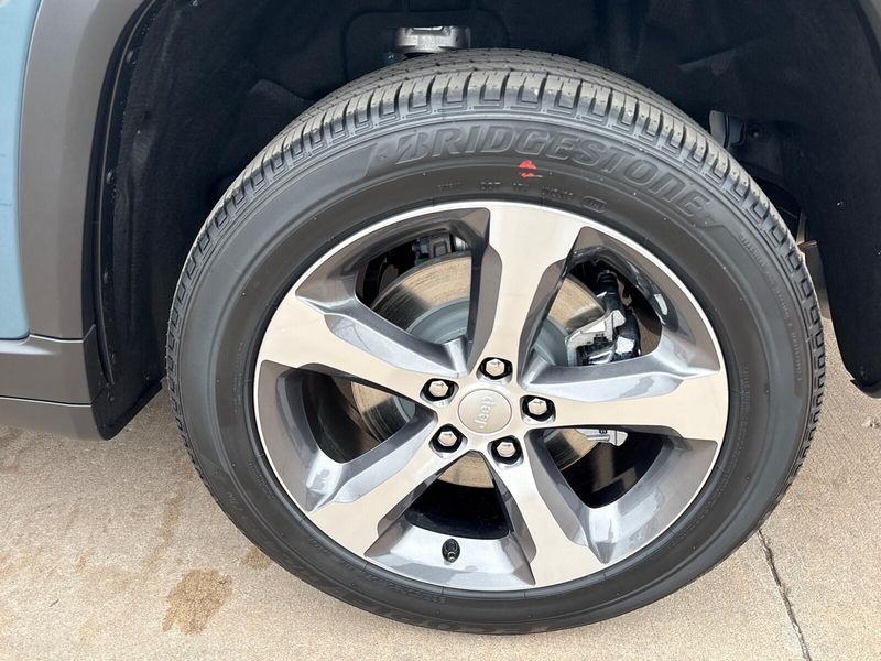 New 2026 Jeep Grand Cherokee L Limited 4x4Image 14