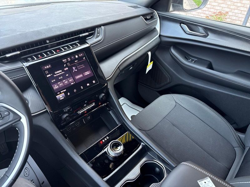 New 2025 Jeep Grand Cherokee L Laredo X 4x4Image 17