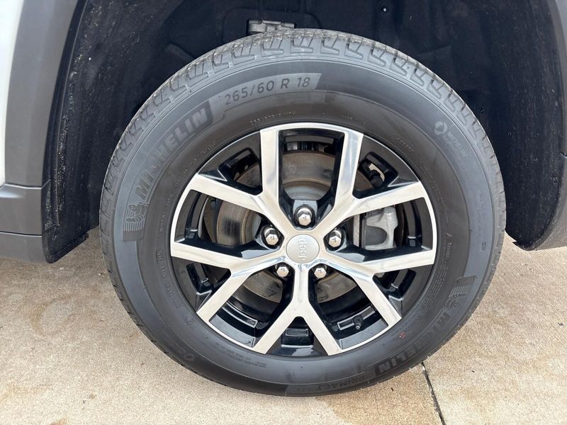 Used 2024 Jeep Grand Cherokee L LimitedImage 15