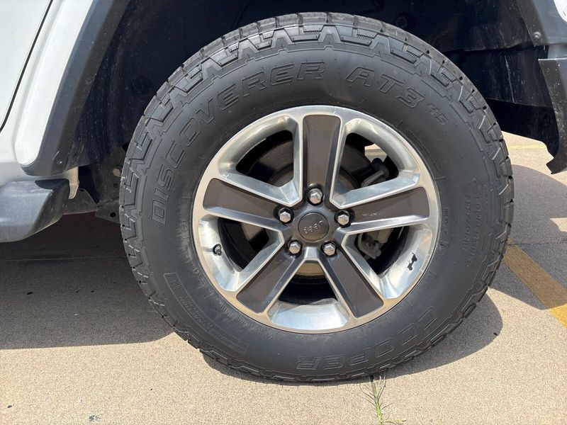 Used 2020 Jeep Wrangler Unlimited SaharaImage 10