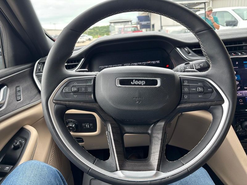 Used 2023 Jeep Grand Cherokee L LimitedImage 15