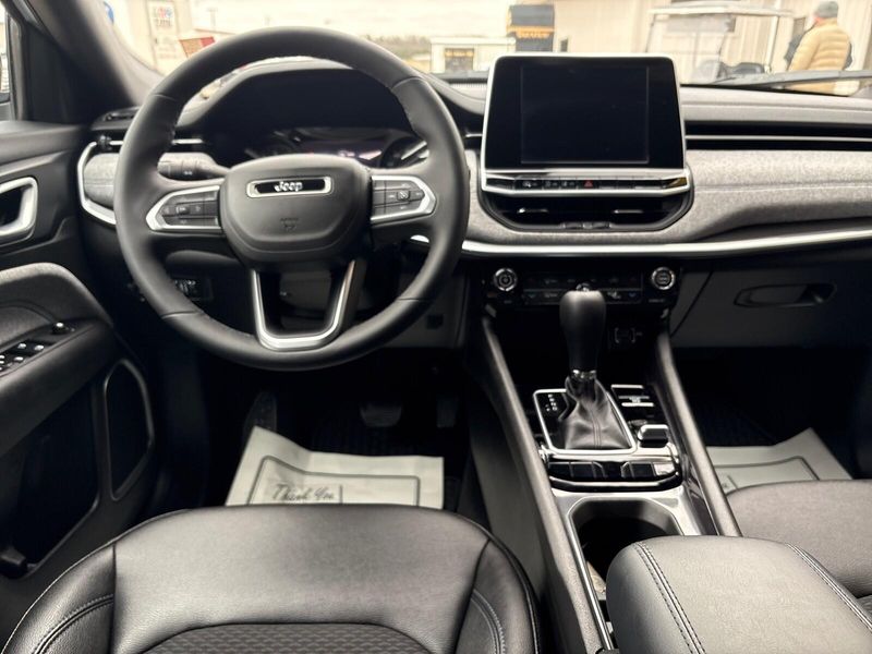 Used 2025 Jeep Compass LatitudeImage 5