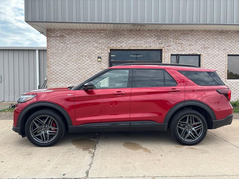 Used 2025 Ford Explorer ST-LineImage 2