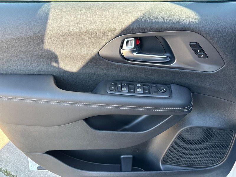 New 2026 Chrysler Pacifica SelectImage 14