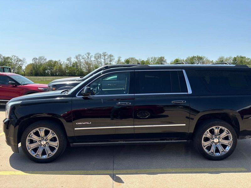 2016 GMC Yukon XL DenaliImage 2