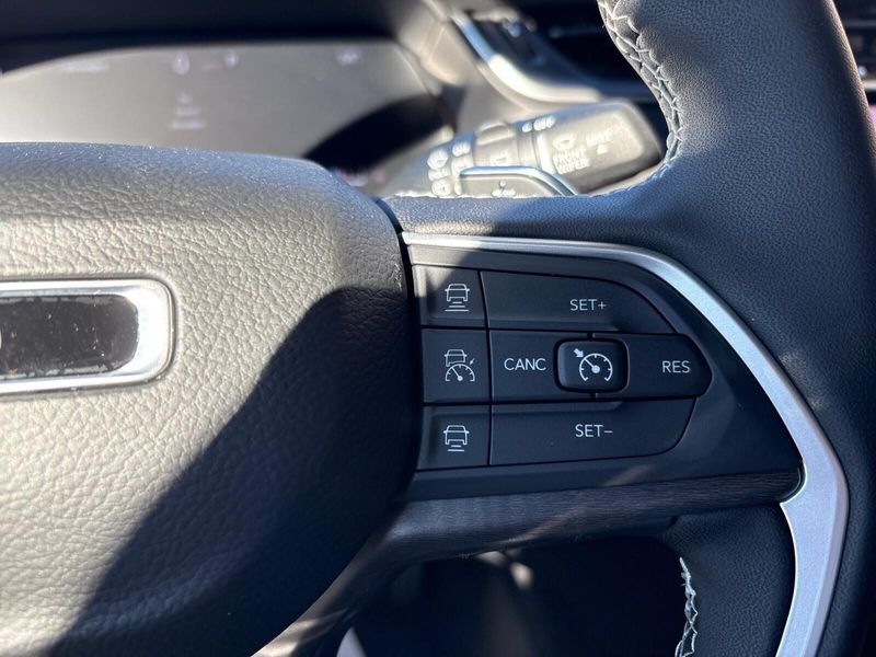 New 2025 Jeep Grand Cherokee L Limited 4x4Image 17