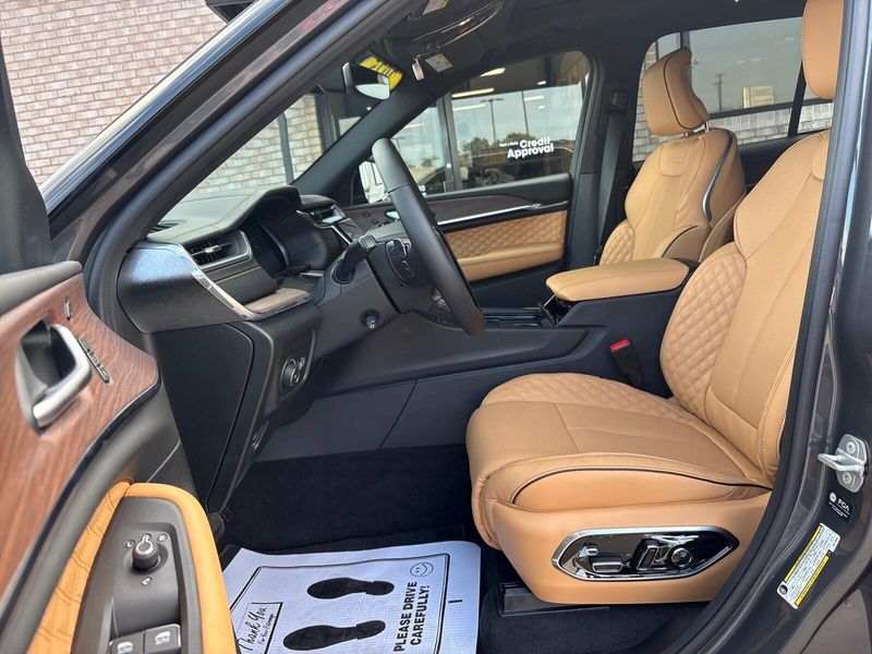 New 2025 Jeep Grand Cherokee Summit 4x4Image 3